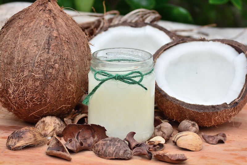Olio di cocco: un grasso sano o da usare con cautela?